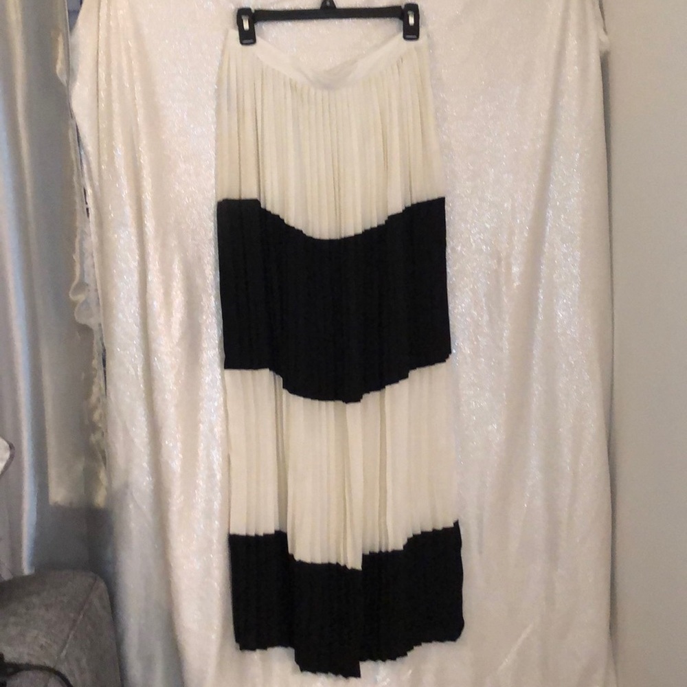 Black/white, pleated maxi skirt